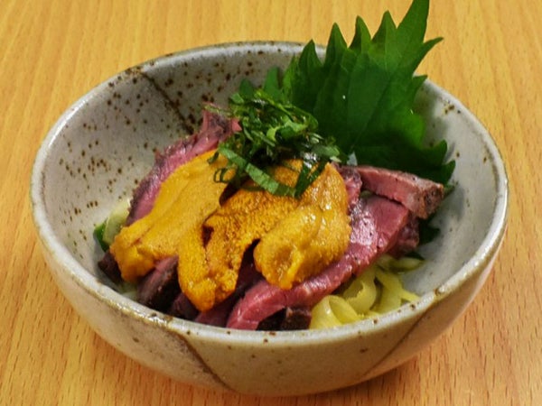 うにとローストビーフの冷菜